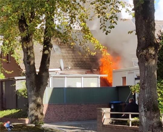 Zwischen drei Wohnhäusern war eine Überdachung in Brand geraten. Die Flammen schlugen auf zwei Gebäude über.