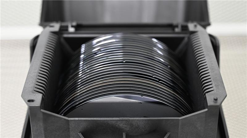 Branchenvertreter: Halbleiter-Ziel der EU ist „utopisch“ Zwischenprodukte der Halbleiterproduktion, sogenannte Wafer, liegen in einer Box. (Archivbild)