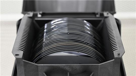 Zwischenprodukte der Halbleiterproduktion, sogenannte Wafer, liegen in einer Box. (Archivbild) 
