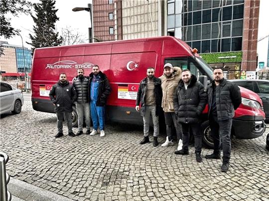 Zwischenstation in Istanbul (von links): Cesurbey Kayar, Ibrahim Güler, Burak Yilmaz, Ramazan Kaya, Raif Örnek, Cengiz Aydin und Cemil Kayar.