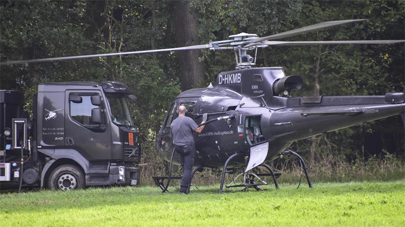 Ein staubiger und riskanter Job: Waldkalkung von Fredenbeck bis Beverstedt Zwischenstopp: Jens Kruse schließt den Kerosinschlauch an den Hubschrauber, der auf einer Wiese bei Beverstedt hält.