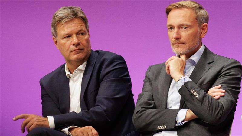 Koalitionsstreit über Habecks geplanten Investitionsfonds Zwist über die Wirtschaftspolitik: Minister Habeck und Lindner