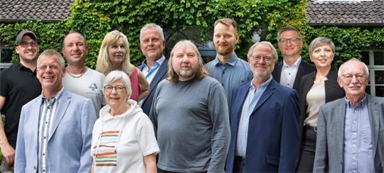 Zwölf Kandidatinnen und Kandidaten treten in Himmelpforten für die Wahl zum Gemeinderat an: Im Team um den amtierenden Bürgermeister Bernd Reimers (Mitte) sind drei Frauen dabei.