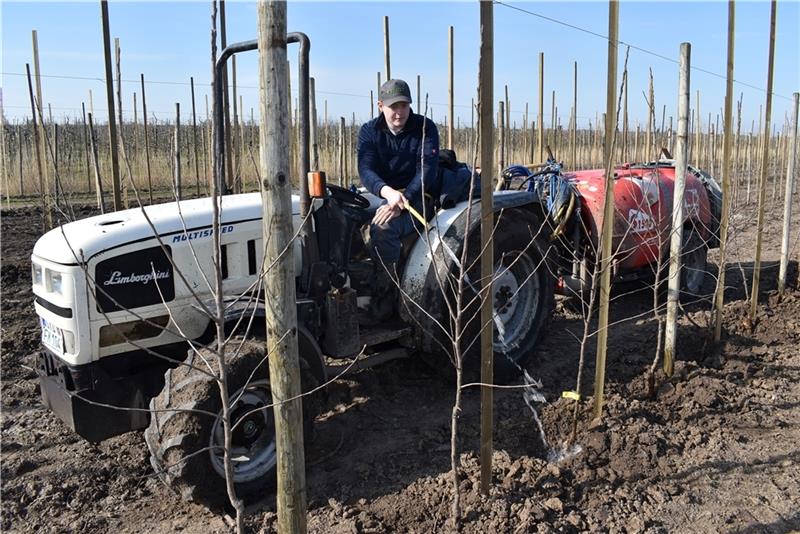 Zwölf Liter Wasser bekommt jeder der gepflanzten Apfelbäume zum Start, Obstbauer Nick Köpcke verteilt es mit dem Lamborghini-Traktor. Fotos: Vasel