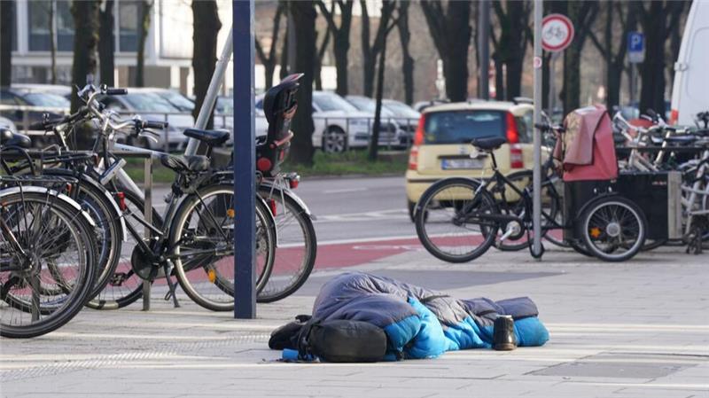 Zwölf Obdachlose seit März auf Hamburgs Straßen gestorben Zwölf Menschen sind nach Angaben des Senats seit Anfang März auf den Hamburger Straßen gestorben.