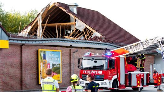 Zwölf Menschen wurden bei dem Unglück leicht verletzt.