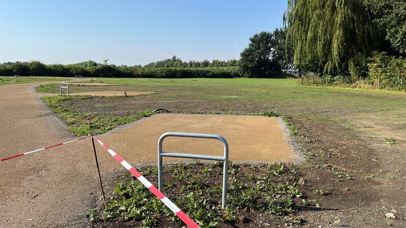 Zwölf Quadratmeter mit Fahrradbügel für Kleinstunterkünfte. Sechs solcher Plätze stehen für Investoren zur Verfügung.