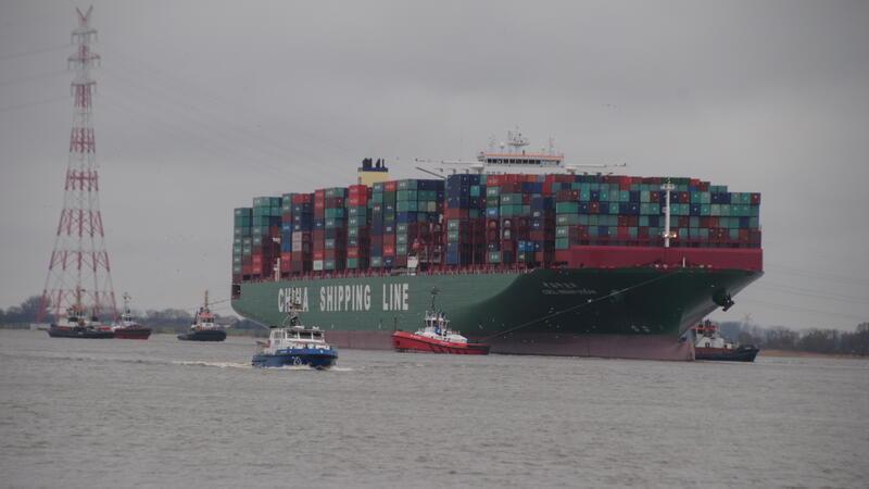 Zwölf Schlepper zogen die Indian Ocean im Februar 2016 zurück ins Fahrwasser.