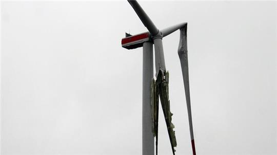 Von einer Windkraftanlage sind zwei Rotoren abgeknickt