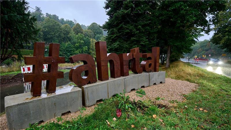 #ahrtal steht an der B 256 nahe der Ortschaft Müsch im Landkreis Ahrweiler im Morgengrauen. Der Wetterdienst warnt vor Unwettern mit Starkregen in der Region.