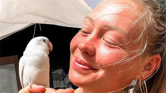 asmin Ying und ihr Unzertrennlicher Mika auf Mallorca. Sie ist traurig über den Verlust des Vogels.