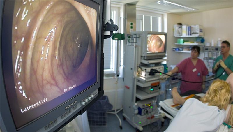 bei einer Patientin im Zuge der Krebsvorsorge eine Darmspiegelung durchgeführt (Symbolfoto) Foto: Patrick Pleul/dpa