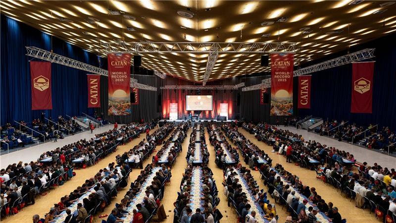 beim Weltrekordversuch des größten Catan-Spiels aller Zeiten bei der Messe „Spiel Essen 2025“ spielen über 1000 Spieler gleichzeitig das Spiel Catan Connect.