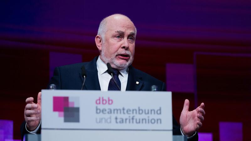 dbb-Vorsitzender Ulrich Silberbach spricht bei der Jahrestagung des Deutschen Beamtenbundes in Köln.
