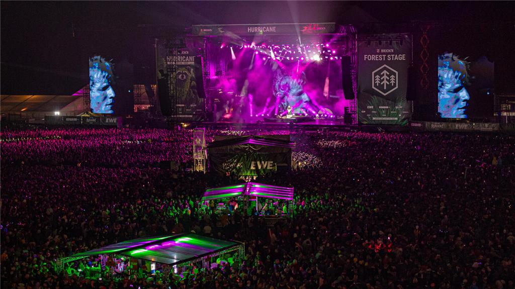 dpatopbilder - 21.06.2024, Niedersachsen, Scheeßel: Zahlreiche Festivalbesucher ...