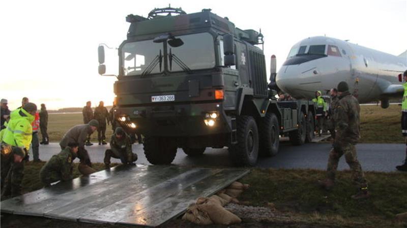 P-3 Orion: Hier verlässt der Marineflieger den Stützpunkt für immer etzte Handgriffe vor dem Start: Soldaten sichern die behelfsmäßige Brücke mit Sandsäcken, bevor die 61 Tonnen schwere Maschine darüber rollen kann.