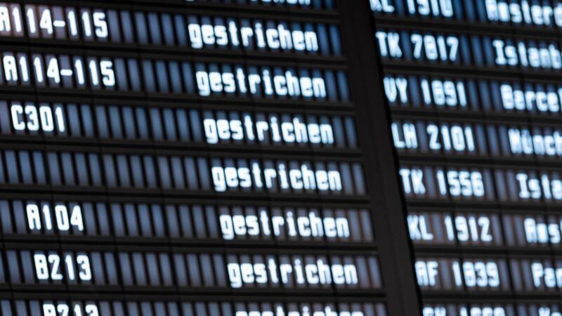 Flugausfälle in Hannover und Bremen „gestrichen“ ist mehrfach auf einer Anzeigetafel im Flughafen Hannover-Langenhagen zu lesen.
