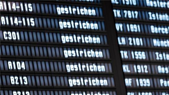 „gestrichen“ ist mehrfach auf einer Anzeigetafel im Flughafen Hannover-Langenhagen zu lesen.
