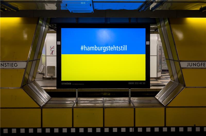 Stader demonstrieren für Frieden – „Habe Angst“ „#hamburgstehtstill“ steht im U-Bahnhof Jungfernstieg auf einer Anzeigetafel. Foto: Daniel Bockwoldt/dpa