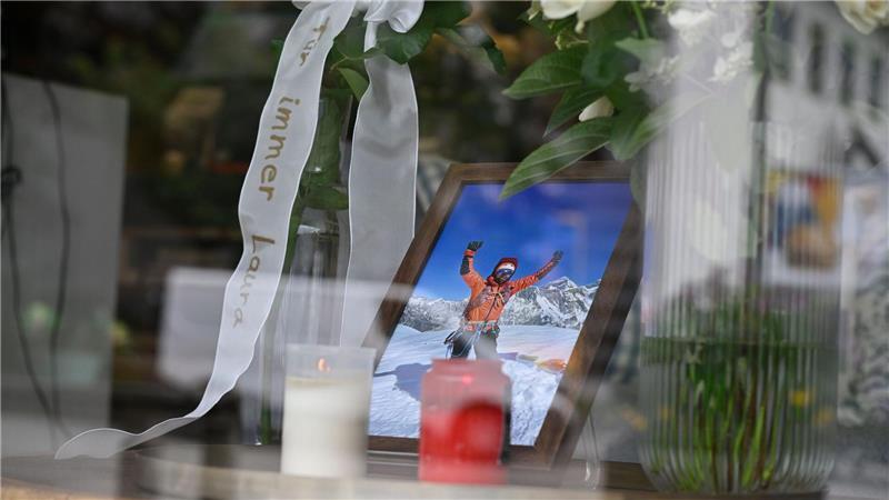 Seilpartnerin: Laura wurde von riesengroßem Stein getroffen in Foto, Kerzen, Rosen und eine Schleife mit der Aufschrift „Für immer Laura“ stehen im Einrichtungsgeschäft Dahlmeier im Schaufenster.