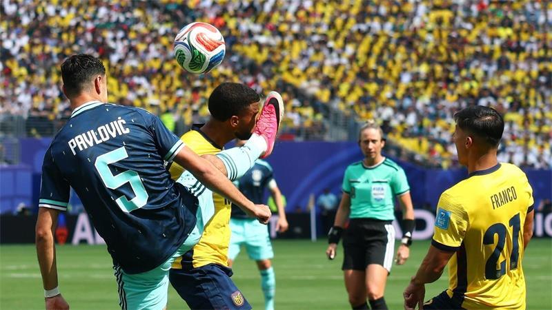 leksandar Pavlović (Deutschland, l) und Pedro Vite (Ecuador) im Kampf um den Ball bei der Fußball-WM.