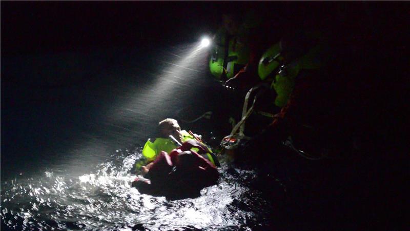 Vom Überleben auf rauer See: So hart ist das Offshore-Training in Bremerhaven mit Wasserdüsen ein, zudem erzeugt ein spezieller Ball im Becken Wellen. So sollen die Teilnehmer möglichst wirklichkeitsgetreu einen Notfall auf See trainieren. Foto: Saure
