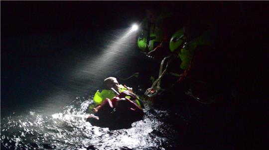 mit Wasserdüsen ein, zudem erzeugt ein spezieller Ball im Becken Wellen. So sollen die Teilnehmer möglichst wirklichkeitsgetreu einen Notfall auf See trainieren. Foto: Saure
