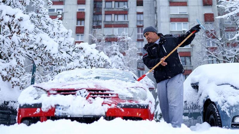 Hoher Schnee und Sturm legen Teile des Balkans lahm n Bosnien-Herzegowina und in Kroatien behindern Sturm und Schnee den Verkehr. Viele Fernstraßenabschnitte sind für den Verkehr gesperrt.