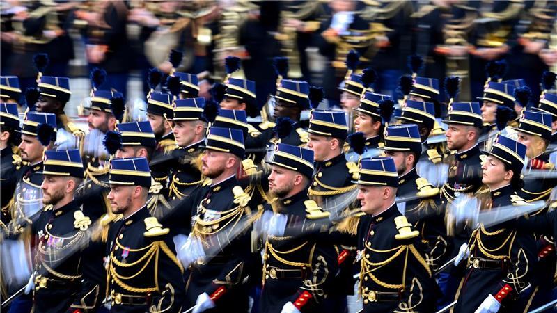 Bilder des Tages oldaten paradieren auf den Champs Elysees zum französischen Nationalfeiertag.