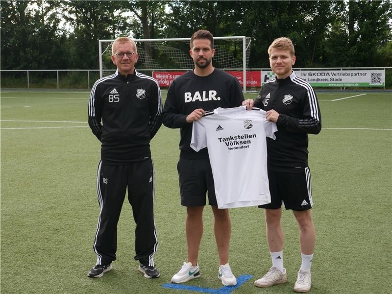 on links nach rechts: Trainer Björn Stobbe, Dennis Junge und Co-Trainer Daniel Jankowski. Foto: VSV Hedendorf/Neukloster