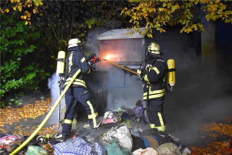 <p>Atemschutzträger  beim Löschen des Feuers in einem Altkleidercontainer im Stuck. Foto: Vasel</p>