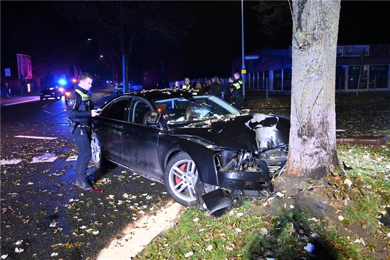 <p>Blick auf die Unfallstelle an der Gottlieb-Daimler-Straße in Stade. Foto: Vasel<br></p>