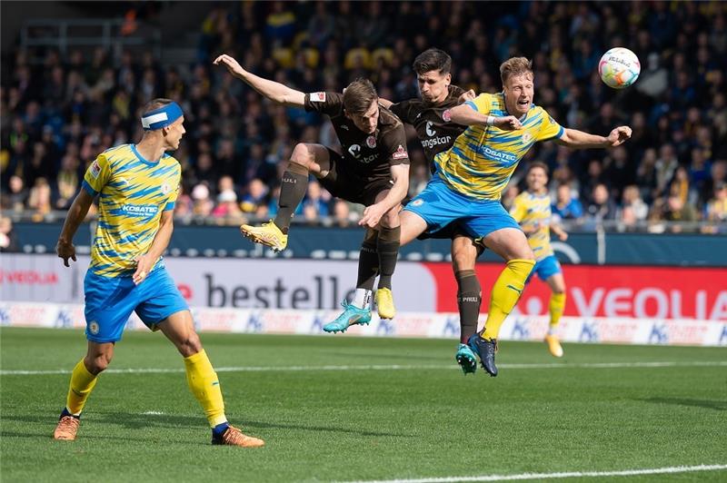 <p>B<strong>raunschweigs Brian Behrendt (rechts) im Duell mit St. Paulis Connor Metcalfe (Mitte links) und Igor Matanovic. Foto: Swen Pförtner/dpa</strong></p>