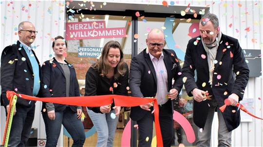 <p>Das rote Band ist durchschnitten, Konfetti regnet - Tante Enso in Drangstedt ist eröffnet. Darüber freuen sich (von links) die stellvertretenden Ortsbürgermeister Wolfgang Wegmann und Wiebke Nieuwkoop, Filialleiterin Sandra Wichmann, Ortsbürgermeister Rafael Platek und Thorsten Bausch, Mitgründer und -Geschäftsführer des Unternehmens MyEnso. Foto Schoener</p>
<p>Foto: Schoener</p>