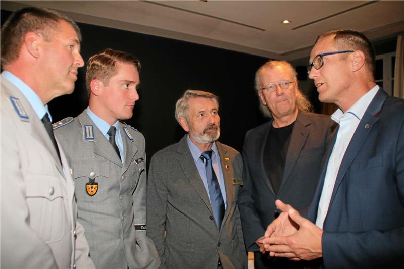 <p>Der Bundestagskandidat Dr. Roy Kühne (re.) sucht die Nähe zur Truppe: Er diskutierte mit Offizier Ralf Schwarz, Jugendoffizier Constantin Götze, Friedrich Brod von der Osteroder Kameradschaft ehemaliger Soldaten und dem Goslarer „Kulturbürger“ Axel Dietsch (von links). Foto: Stade</p>