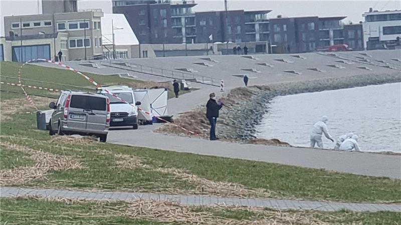 Ekaterina B.: Polizist berichtet von der Bergung des Koffers <p>Die Mitarbeiter des Erkennungsdienstes tragen bei ihrer Arbeit häufig weiße Ganzkörper-Overalls, um selbst keine Spuren zu hinterlassen.</p>
<p>Foto: privat</p>