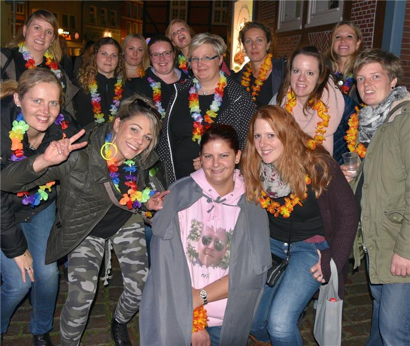 <p>Die zukünftige Braut Tina Boddin (kniend, Mitte) feiert den Junggesellinenabschied beim Pintensprinten.</p>