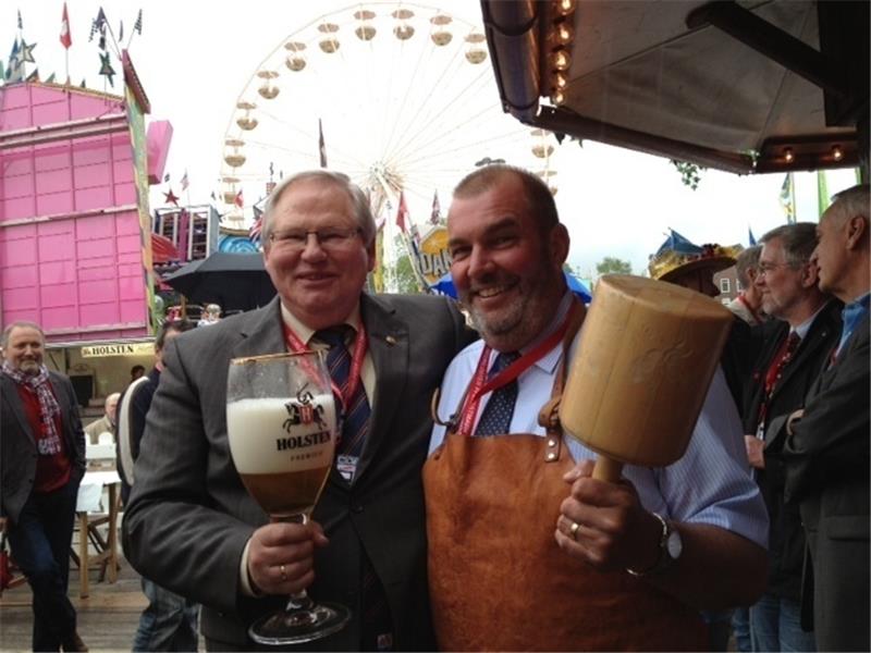 <p>Heinz-Holger Witt vom Pfingstmarkt-Veranstalter Heimatverein Neukloster (links) bekommt von Rolf Lühmann, Beauftrager des Alten Landes für die Internationale Gartenschau, das erste Bier serviert. Foto: Vasel</p>