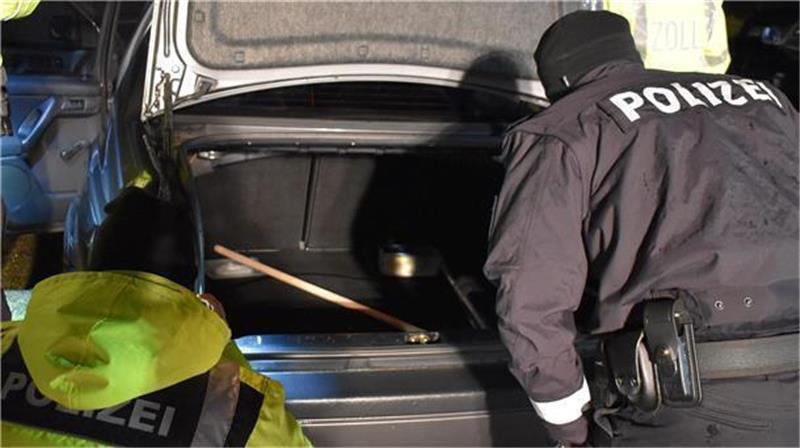 Großkontrolle am Wesertunnel: Polizei stellt zwei Straftäter <p>Hier inspizieren die Beamten während der Großkontrolle am Wesertunnel den Kofferraum eines Autos. Foto: Schnieder
</p><p> </p>
<p> </p>