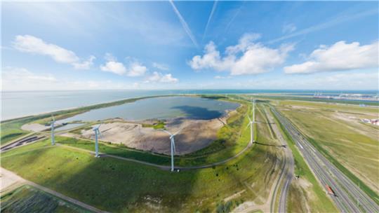 <p>In Rotterdam gibt es Hafenschlick-Depots im Meer schon lange. Foto: Zech International</p>