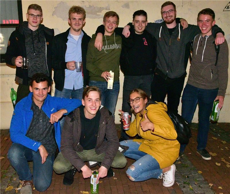 <p>Joshua Minow (Zweiter von rechts) mit Freunden aus Stade und Bremervörde vor dem Zeughaus.</p>