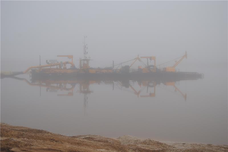 <p>Saugbagger Pirat 6 im Nebelmeer in Ovelgönne. Foto Vasel</p>