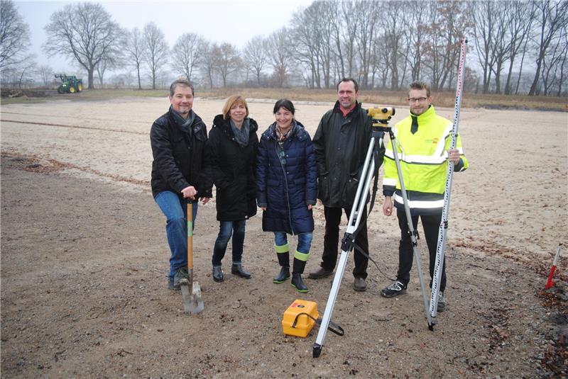 <p>Spatenstich in Buxtehude: Der Kleinkläranlagen-Hersteller Delphin Water Systems aus Hamburg baut an der B 73 im Gewerbegebiet Ovelgönne. Geschäftsführer Carsten Ruck rammt den Spaten vor der Baustelleneinrichtung in den Boden. Kerstin Maack und Kirsten Böhling von der städtischen Wirtschaftsförderung, Architekt Berthold Kleta und Christian Gockel von der Baufirma Brüninghoff freuen sich mit ihm (von links).  Foto Vasel</p>