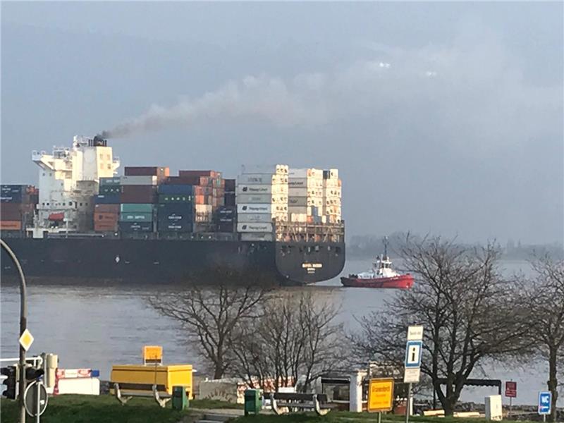 "Navios Unison": Havarie auf der Elbe vor Grünendeich <p>Stark rauchend passiert der Havarist den Lühe-Anleger. Foto Thomas Gerhard Zlodi</p>
