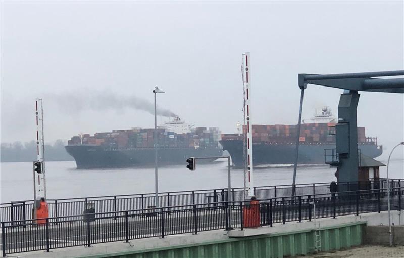 "Navios Unison": Havarie auf der Elbe vor Grünendeich <p>Stark rauchend passiert der Havarist den Lühe-Anleger. Foto Thomas Gerhard Zlodi</p>