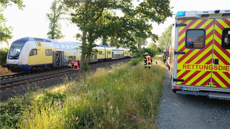 Zugunglück: Bruder muss tödlichen Unfall mit ansehen – „Start“-Strecke weiterhin gesperrt <p>Start-Regionalzug steht auf der Strecke zwischen Hammah und Himmelpforten in Fahrtrichtung Cuxhaven kurz vorm Bahnübergang der Straße Ramels in Himmelpforten. Foto: Rolf Hillyer-Funke/Feuerwehr Himmelpforten<br></p>