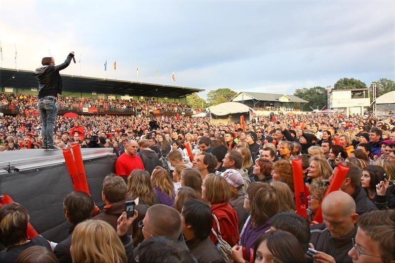<p>Stefanie Heinzmann hat einen "Heimvorteil", kennt sich seit dem "stars@ndr 2 live"-Konzert 2010 auf der Bühne der Galopprennbahn aus und war begeistert von der Stimmung. Archivfoto: Epping</p>