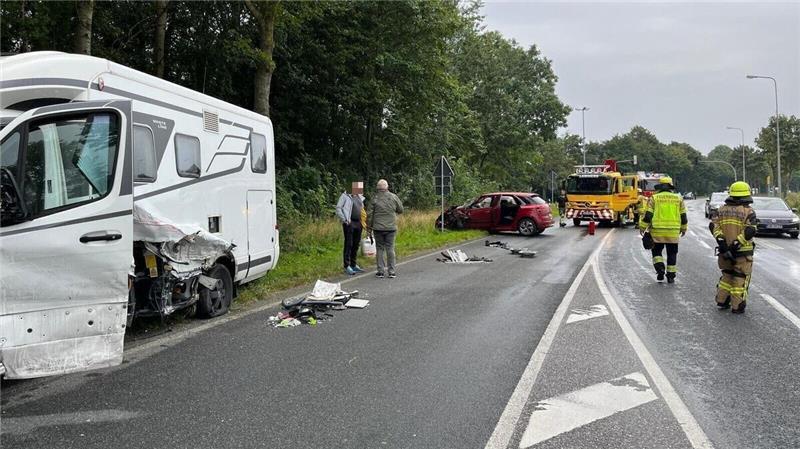 <p>Während die Seite des Wohnmobils "aufgeschlitzt" wird, ist die Front des Pkw schwer beschädigt. Foto: Grell</p>