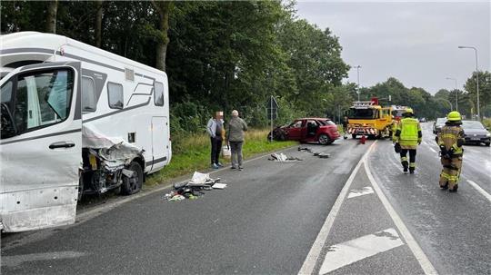 <p>Während die Seite des Wohnmobils "aufgeschlitzt" wird, ist die Front des Pkw schwer beschädigt. Foto: Grell</p>