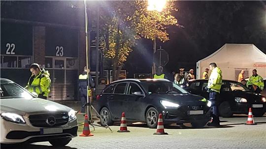 <p>Wie schon mehrfach zuvor, beispielsweise im Oktober 2022 (Bild), kontrollierte die Polizei in der Nacht von Samstag auf Sonntag Hunderte von Autos auf dem Gelände der Straßenmeisterei in Brake an der B 212.</p>
<p>Foto: Reim</p>